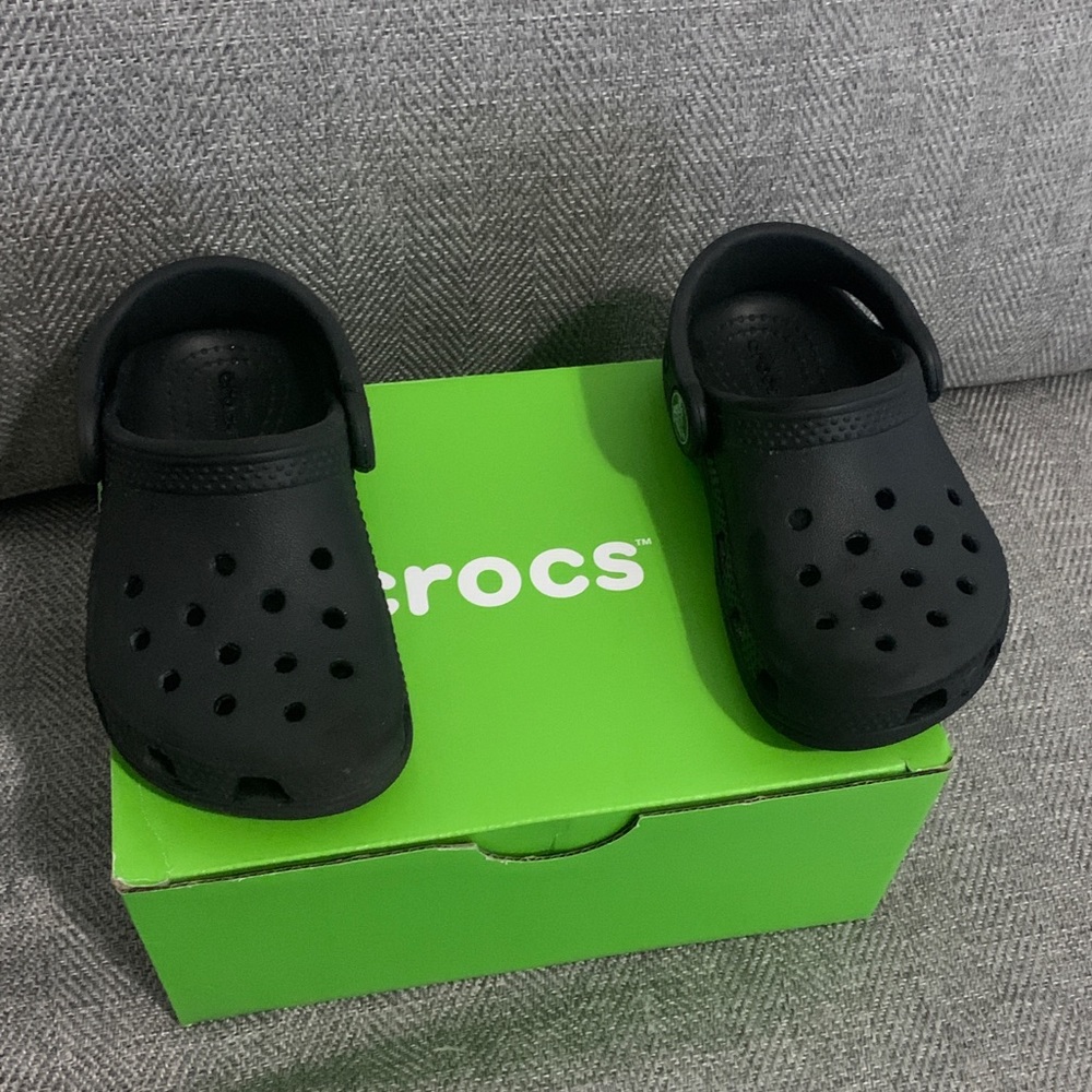 Toddler Crocs -(black) Size 6c